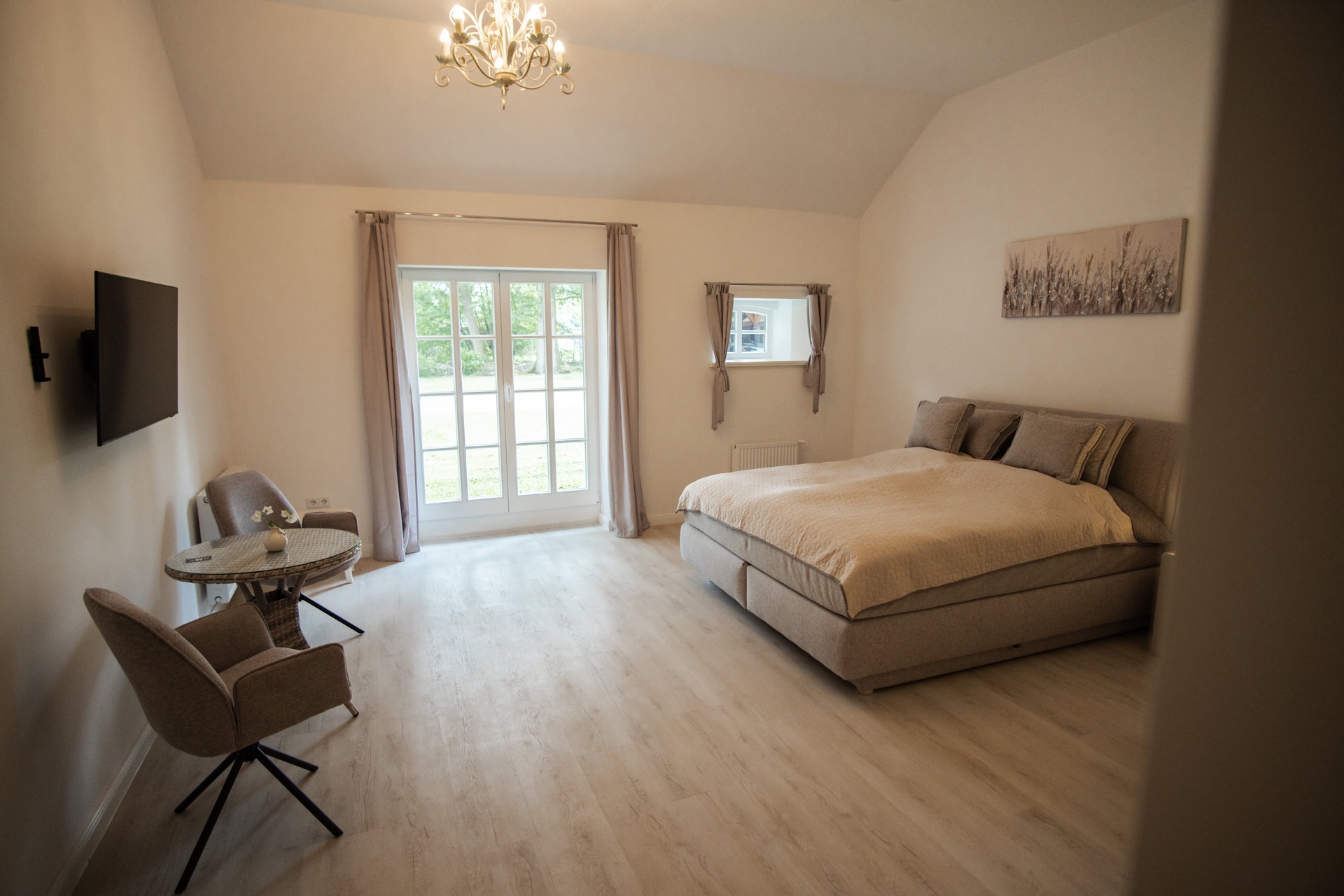 Zimmer mit Kingsize-Bett und Gartenblick im Landgut Rastede